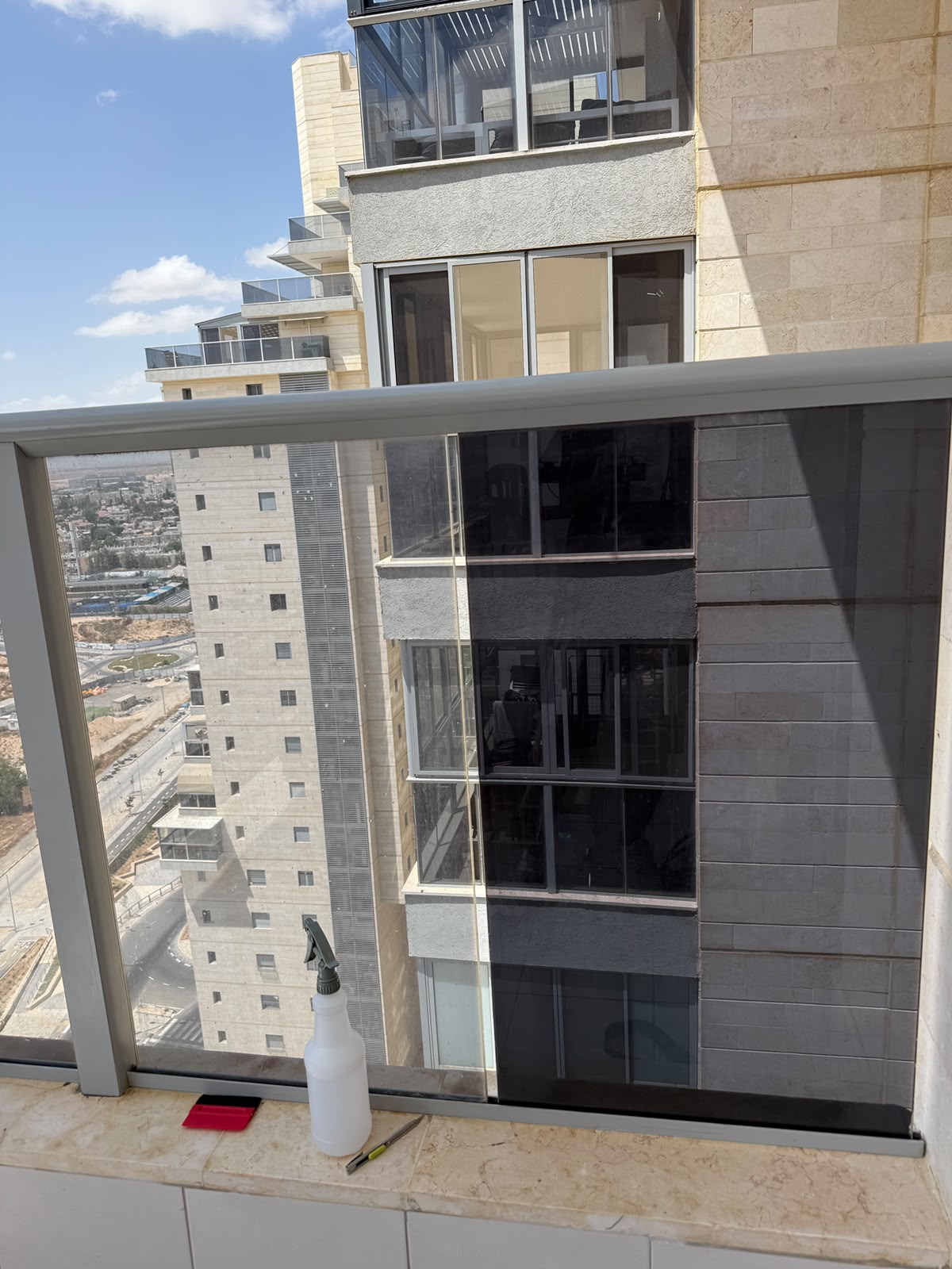 נוף לבניין עם מרפסות מוצללות