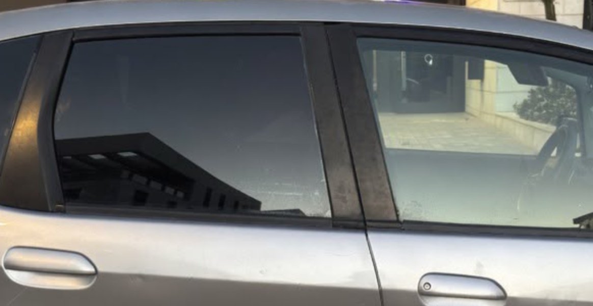 חלונות רכב עם ציפוי הצללה כהה - מבט צד